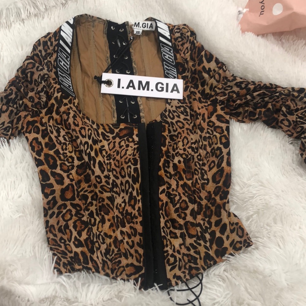 I AM GIA TOP